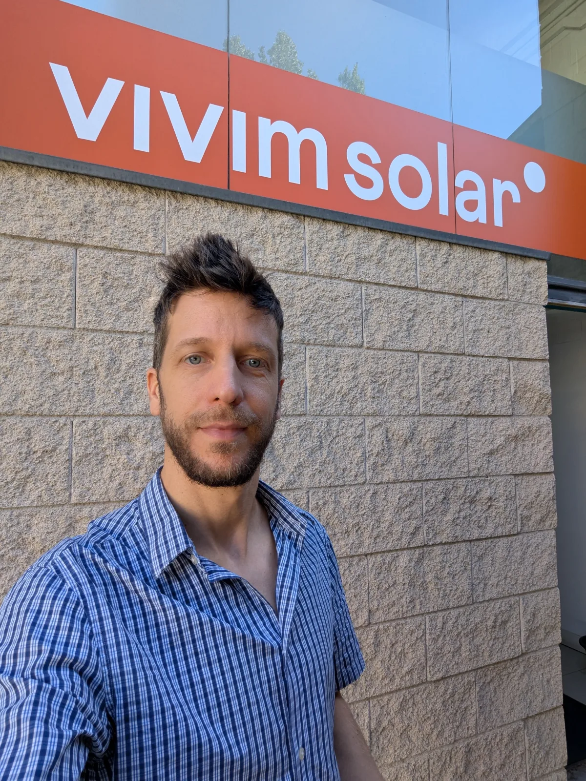 Samuel Michelot en la oficina de Vivim Solar con el logo oficial