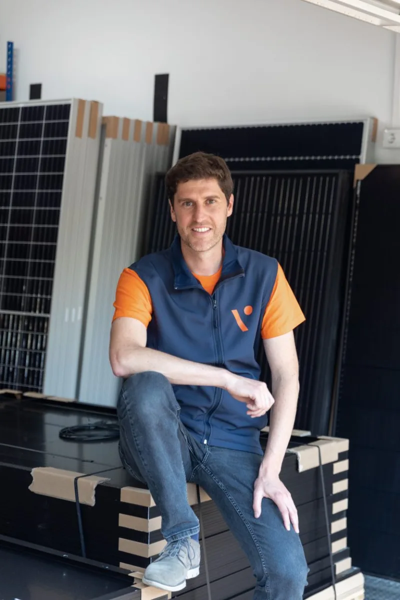 Xavi, director general de Vivim Solar junto a placas solares